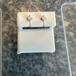 new with box 925 Sterling Silver 0.60 ctw moissanite diamond stud earrings